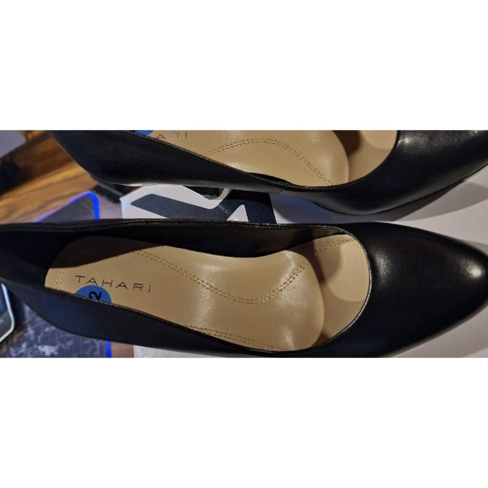 Black women's shoe Tahari Pumps